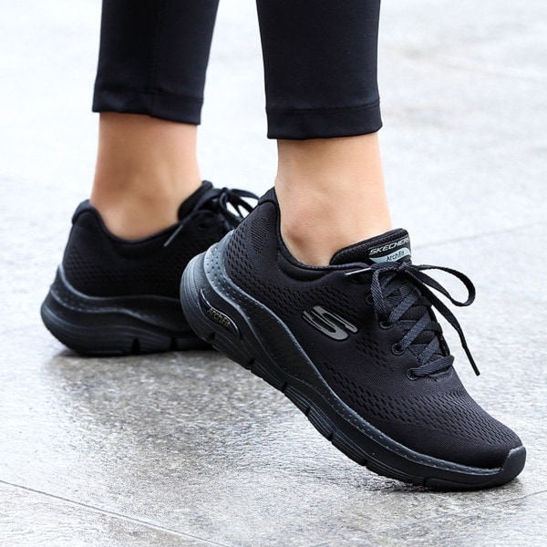 SKECHERS